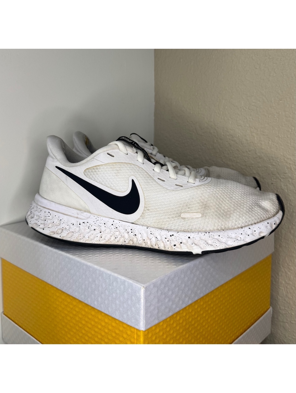Nike Revolution White Black Running Shoes Women’s Size 8 D16009-100